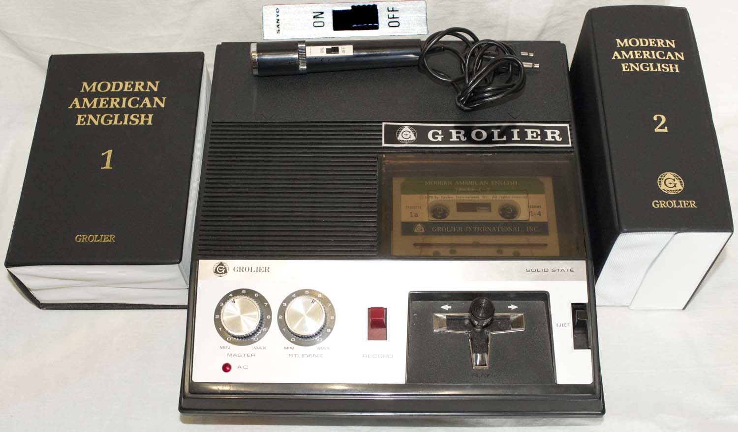 Лингафонная система "Modern American English" фирмы Grolier - Sanyo с магнитофоном, микрофоном, наушниками и кассетами 1970-е годы