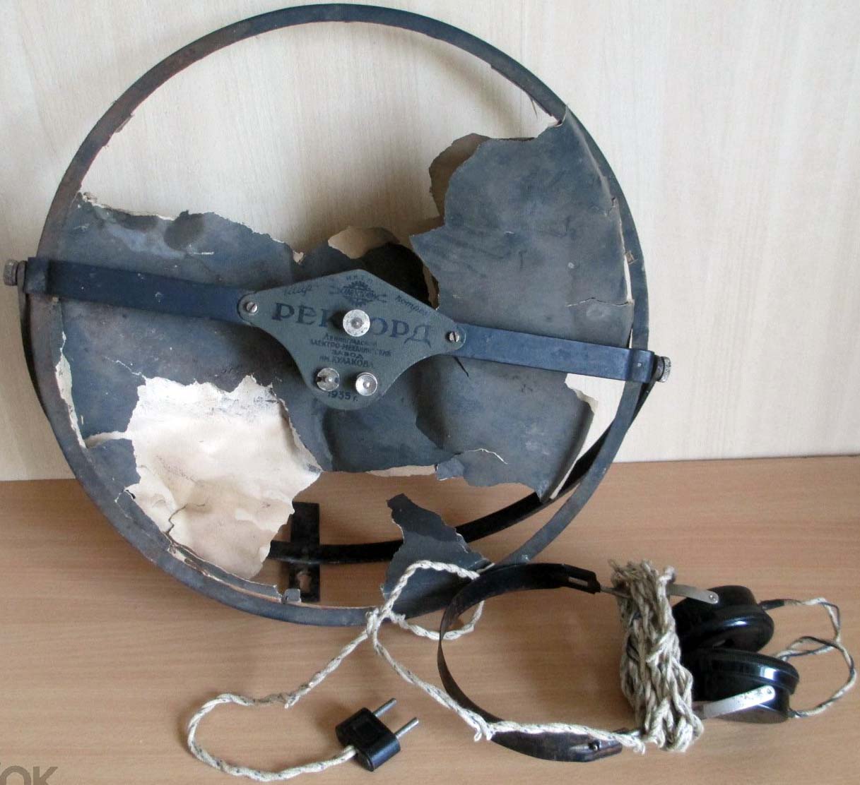 Старая старинная тарелка радиоприёмника + старые старинные калболитовые наушники