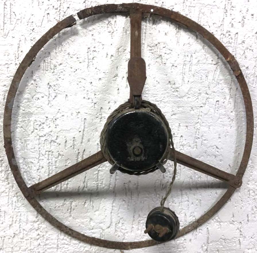 Старая старинная тарелка радиоприёмника через розетку радиоточки