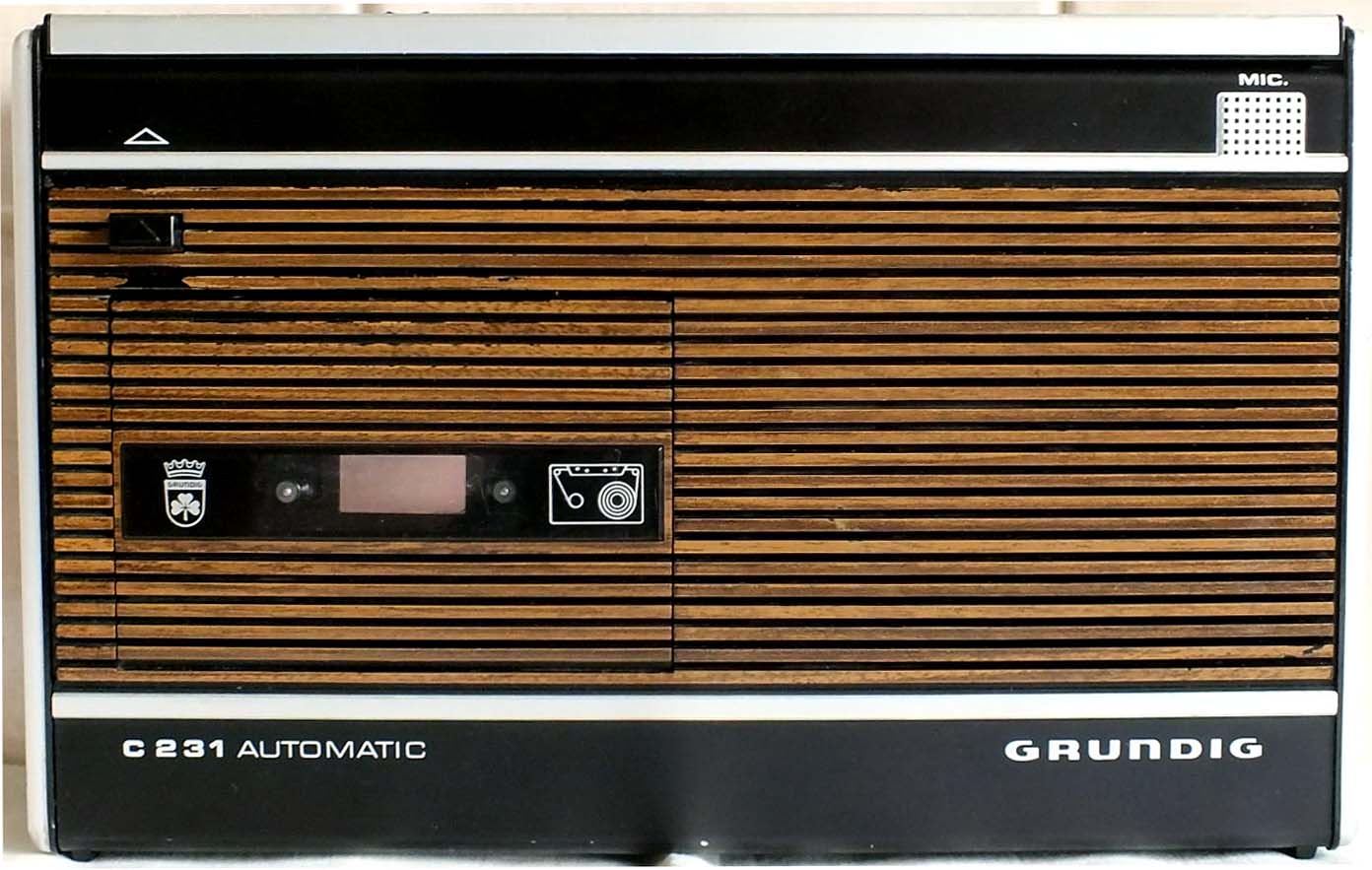 Ранний Grundig моно-магнитофон ранний дизайн параллельные как бы деревянные рейки