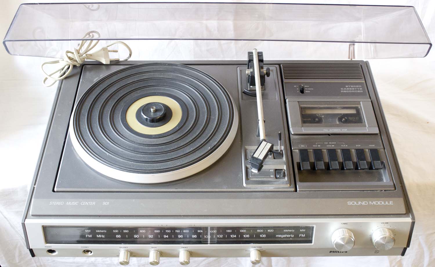 Однокассетный виниловый музыкальный центр Philips типа пано плита всё в одном: винил, кассета, тюнер, усилитель