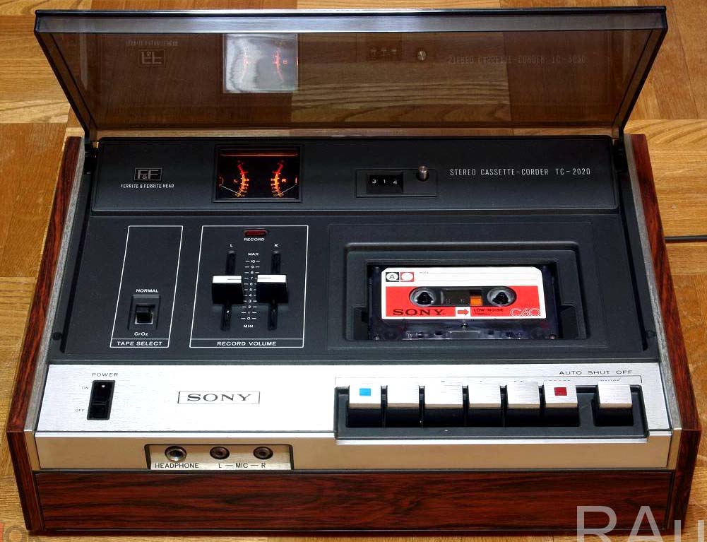 Рання кассетная дека с верхней загрузкой типа пано от SONY в деревянном кабинете