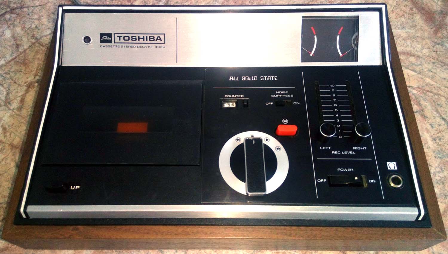 Ранняя кассетная дека Toshiba с верхней загрузкой и дисковым колёсным управлением