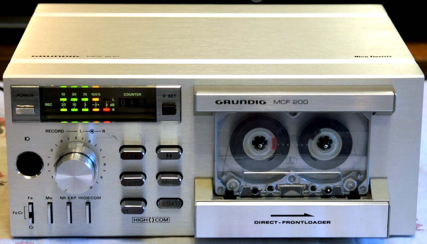 Самая миниатюрная кассетная стерео дека Grundig с механическим управлением