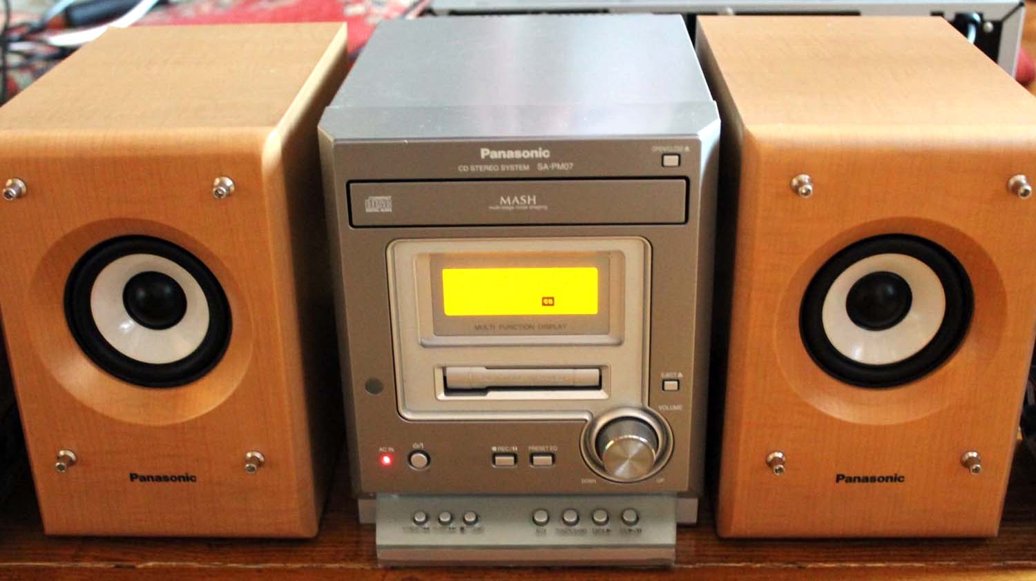 Музыкальный центр Panasonic с щелевой загрузкой кассеты