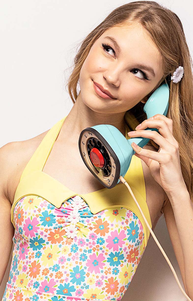 Телефон Ericsson Gagarin disc telephone который был у Юрия Гагарина в современной рекламе одежды