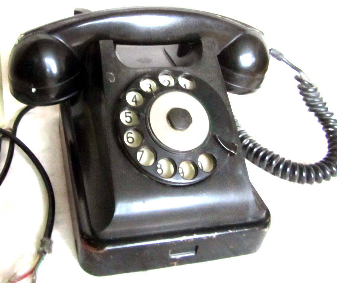 Старый проводной стационарный карболитовый дисковый телефон Old Disc Telephone
